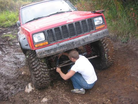 1985 Ford Bronco - Nolan Fixing his Track bar. Turns out ya need more then 1 thread to keep these bad boys on.