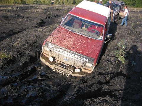 1985 Ford Bronco - Curtis Got stuck in this hole, so did Gareth. So I figured being the smart guy I'm not, and the fact that I got a bronco. I could go from t…