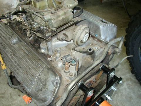 1995 Ford Bronco - Ford V8 engine with carburetor and valve cover. The 'FORD' lettering is visible on the valve cover.