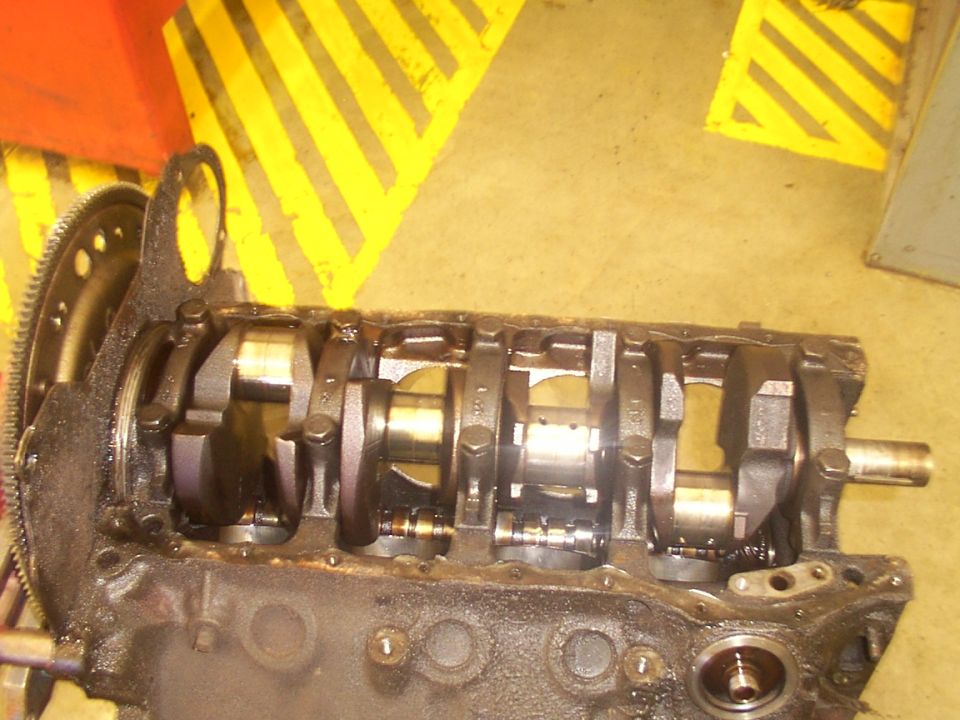 Engine block with crankshaft and connecting rods visible. Supermotors.net logo in lower right