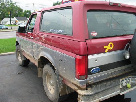 1995 Ford Bronco - This Ford Bronco has a two-tone paint scheme and a license plate from 1991.