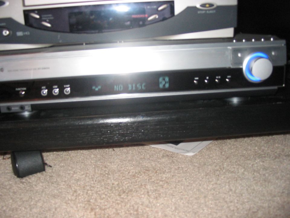 Audio receiver display showing 'NO DISC' and a clock