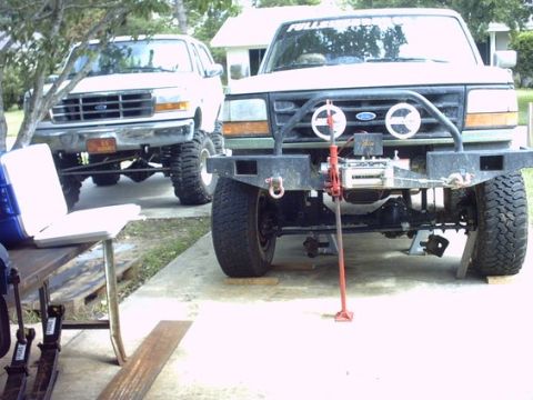 1994 Ford Bronco - Front end shot of the axle "mocked up".