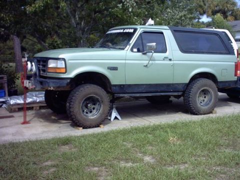 1994 Ford Bronco - Side shot of the axle "mocked up".