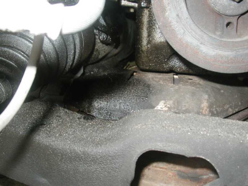 Engine components with oil leaks