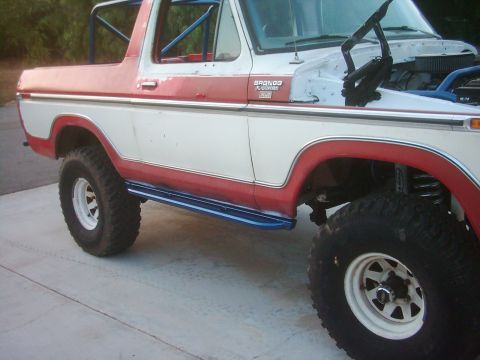 1978 Ford Bronco - Side view of a 1978 Ford Bronco, modified with rock sliders and an interior roll cage.