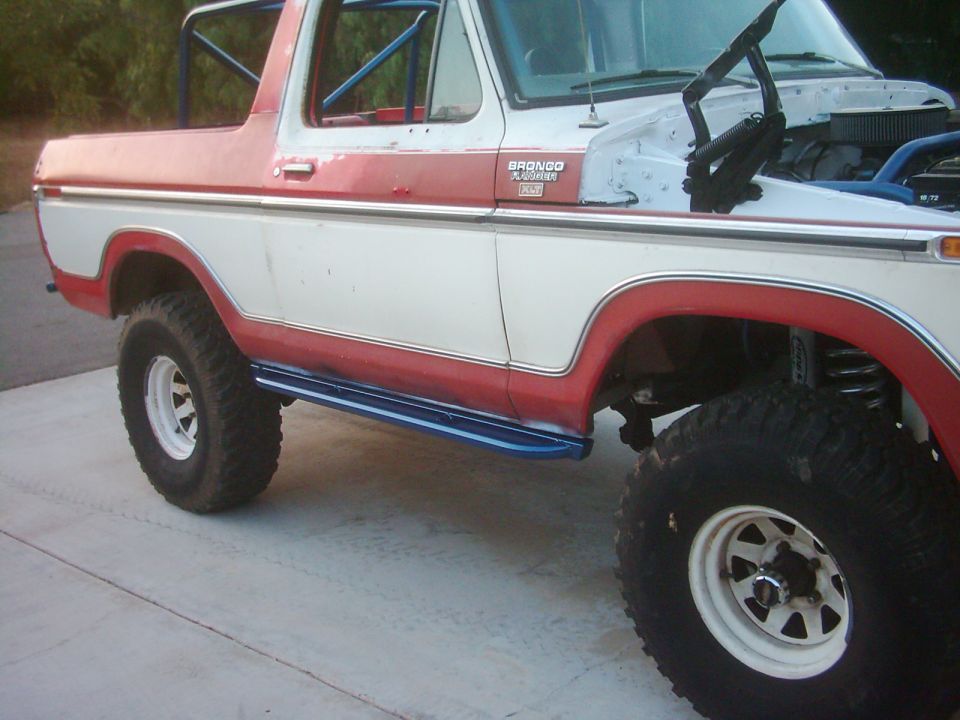 1978 Ford Bronco side view showing rock sliders and roll cage
