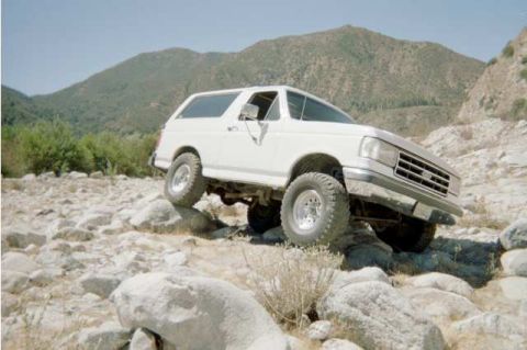 1990 Ford Bronco - Playing in the rocks