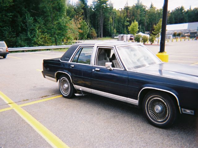 Dark blue 1990 Ford Crown Victoria LTD sedan, 3q front view