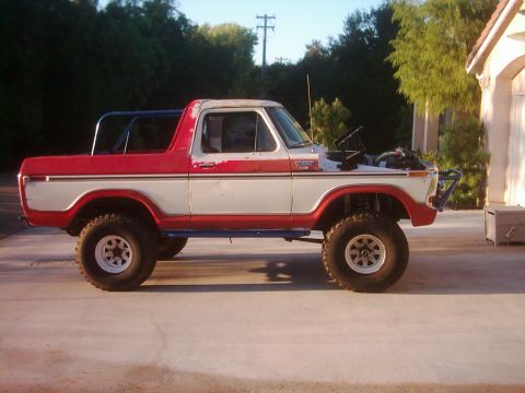1978 Ford Bronco - This 1978 Ford Bronco has a custom roll cage and is modified for off-road use.