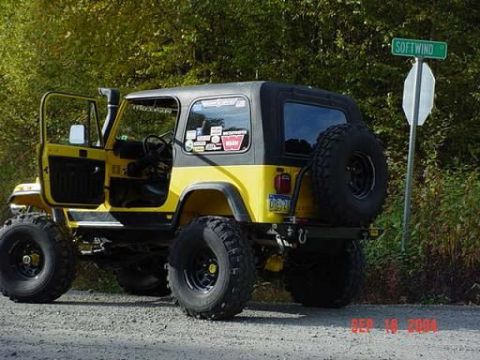 1985 Ford Bronco - We saw this pretty Jeep sitting on the side of the road. With no driver in site. To bad we couldn't find the stop trail head even though it…