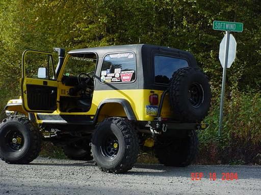 We saw this pretty Jeep sitting on the side of the road. With no driver in site. To bad we couldn't find the stop trail head even though it was like 200 Yards in front of us!!!!
