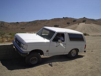 1990 Ford Bronco - I had a hard time with this because my low unlifted rig kept hitting the step with the bumper.
