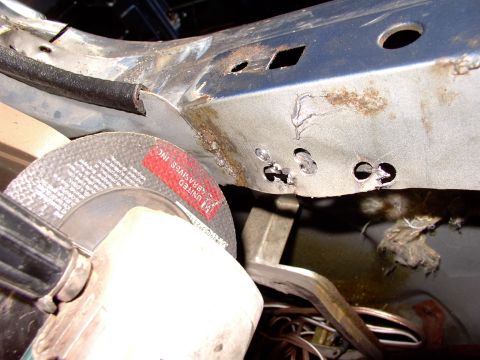 1986 Ford Bronco - Using the cut off disc slice through the first skin, but not the underlying support metal.