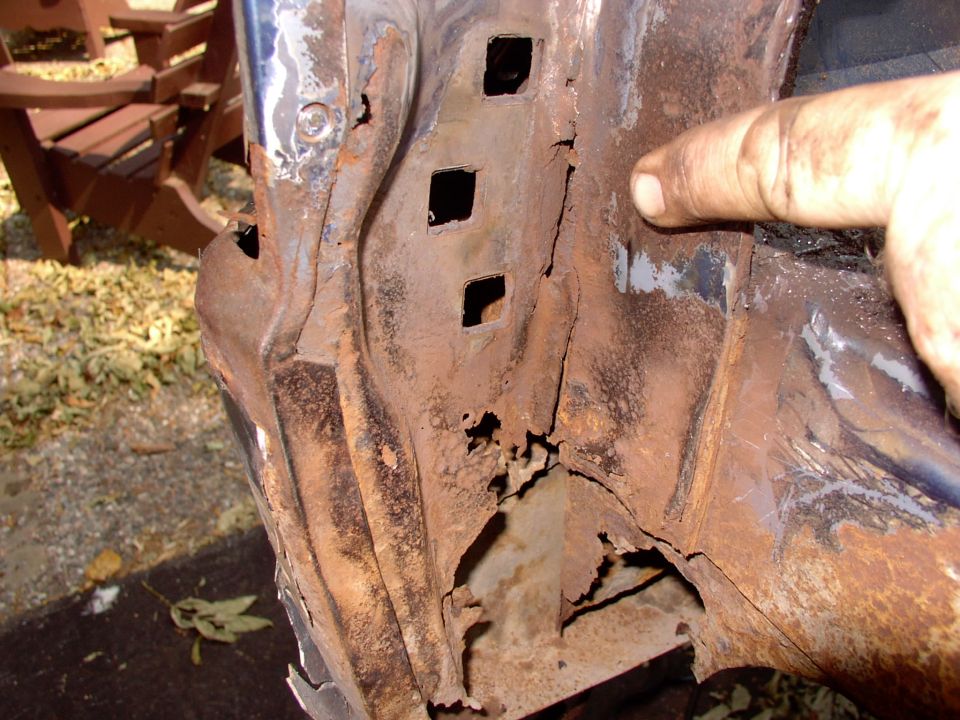 After finding this I decided I'd better repair this before putting on the new rear quaters or my new tailgate would eventually fall off on me.  I'm covering this in more detail under it's own section called "Tailgate hinge area repair".