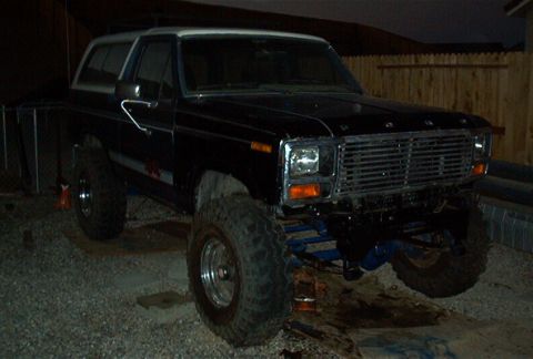 1986 Ford Bronco - Hood's on finally