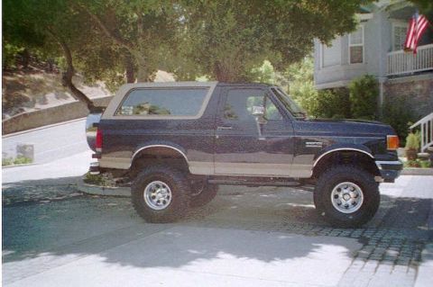 1991 Ford Bronco - This lifted 1991 Ford Bronco is shown in a side profile, a two-tone paint scheme.