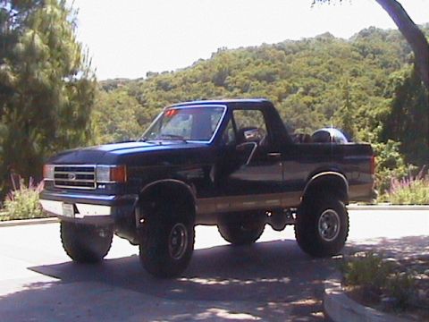 1991 Ford Bronco - This Ford Bronco appears to be a 1992 model, not the claimed 1991.