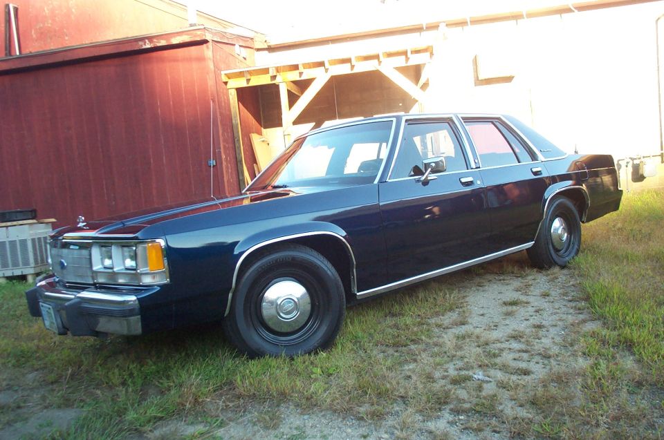 Dark blue 1991 Ford Crown Victoria LTD sedan, 3q front view