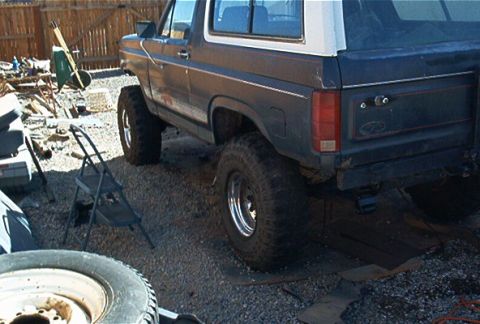 1986 Ford Bronco - This Ford Bronco appears to be from the early 1980s, not a 1986 model as claimed.