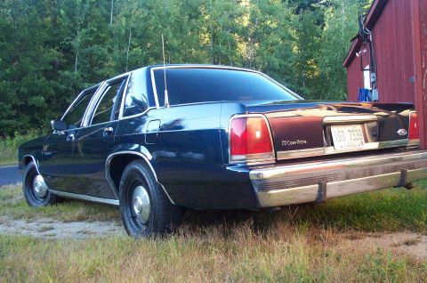 1991 Ford LTD Crown Victoria - Rear view of a 1991 Ford Crown Victoria LTD sedan parked outdoors.
