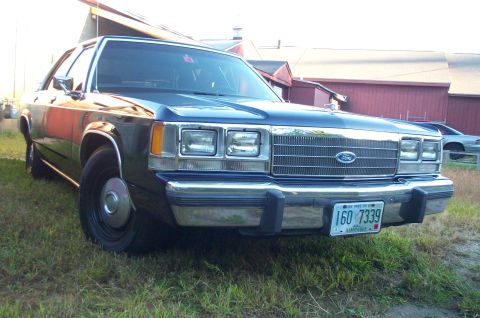 1991 Ford LTD Crown Victoria - Front view of a 1991 Ford Crown Victoria LTD, parked outdoors on a grassy area.
