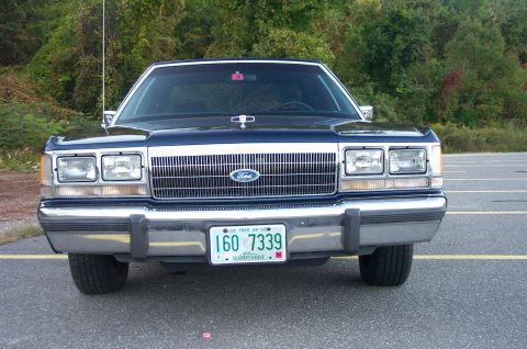 1991 Ford LTD Crown Victoria - Front view of a 1991 Ford Crown Victoria LTD parked in a lot.