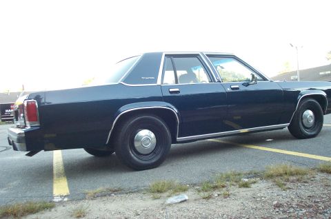 1991 Ford LTD Crown Victoria - This sedan's body style suggests a 1990 model year, not a 1991 Ford Crown Victoria LTD.
