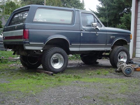 1987 Ford Bronco - moched up and sittin on its own weight
