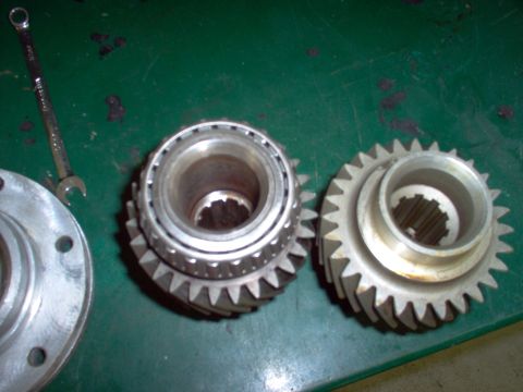 1983 Ford Bronco - Note the longer splines on the new gear (R), and the cross-drilled hole.