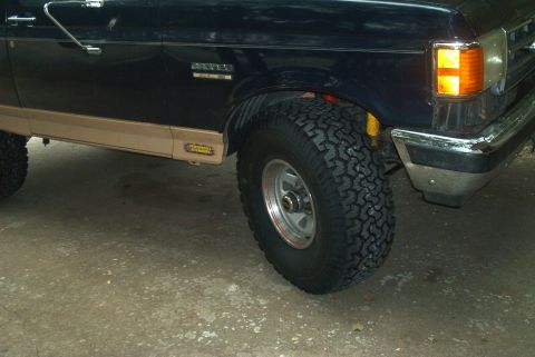 1989 Ford Bronco - wide view of tires at full lock (again its dark, sorry)