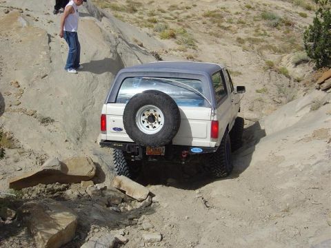 1987 Ford Bronco - dropping down what i have been told is "diff drager"