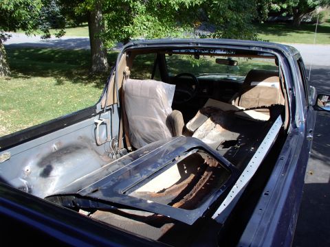 1986 Ford Bronco - Off to the dump we go with the old panels. Always go on a sunny week day with the big trucks, as they rarely charge you. If you're in with…