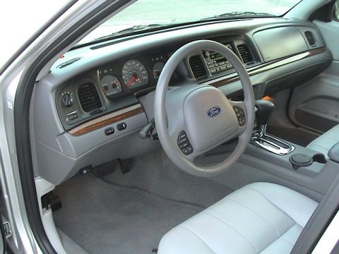 2004 Ford Crown Victoria photo