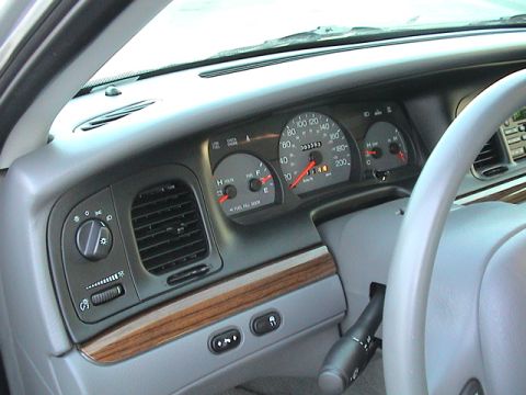 2004 Ford Crown Victoria photo