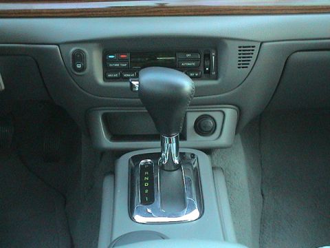 2004 Ford Crown Victoria photo