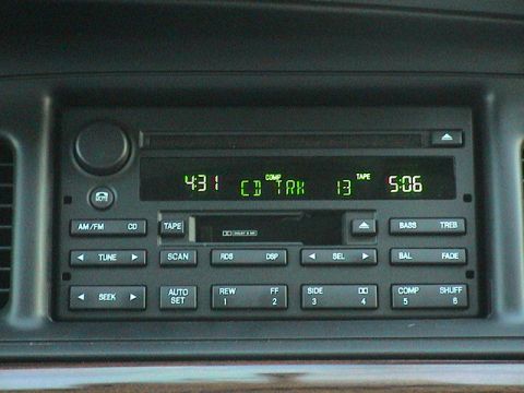 2004 Ford Crown Victoria photo