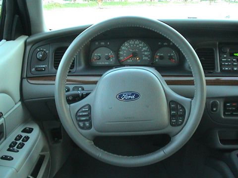 2004 Ford Crown Victoria photo