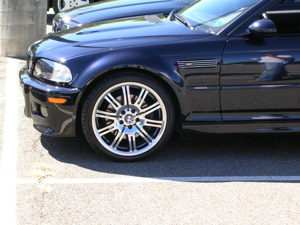 Dark blue BMW E46 M3 front wheel, fender gill vent and double-spoke M wheel