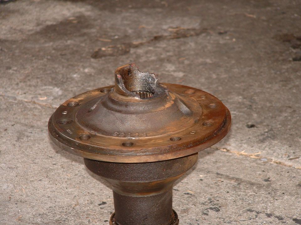 Rusty differential housing with broken splines