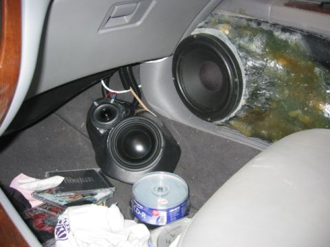 2003 Ford Taurus - installed door, speaker, and kick pannels. the kick pannels are painted the same as the exterior. the glove box wont open with the door shu…