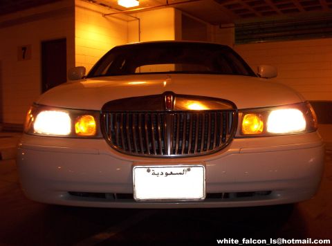 2000 Ford Crown Victoria - This Lincoln Town Car does not match the 2000 Ford Crown Victoria claim, as evidenced by its distinct grille and body style.