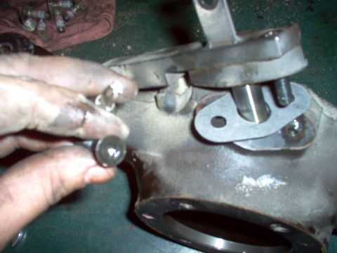 1983 Ford Bronco - Preinstall the bottom pin & weight on the knuckle, using a new gasket. The screws have T-40 heads.