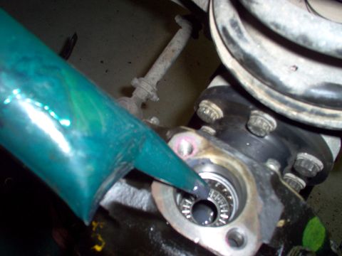 1983 Ford Bronco - It's important to lube the bearing since it can take some time before the grease moves up here from the swivel ball.