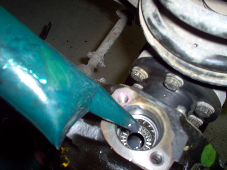 It's important to lube the bearing since it can take some time before the grease moves up here from the swivel ball.