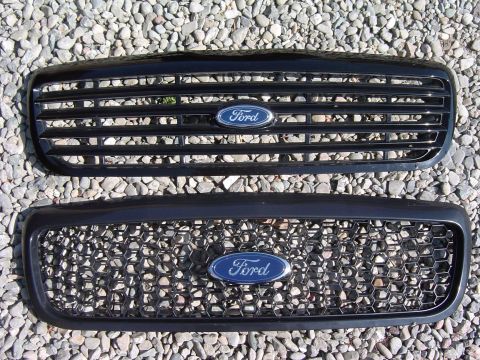 1999 Ford Crown Victoria - Grillles side by side