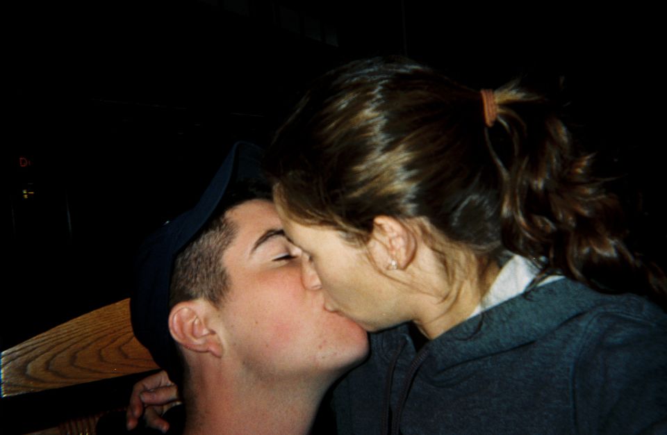Couple kissing, with a watermark for SuperMotors.net visible