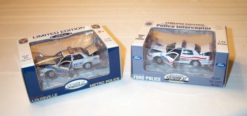 1998 Ford Crown Victoria - Gearbox's 1:24 replica of the LMPD's new paint scheme. Notice the different hubcaps from the 2002 P71 replica on the right.