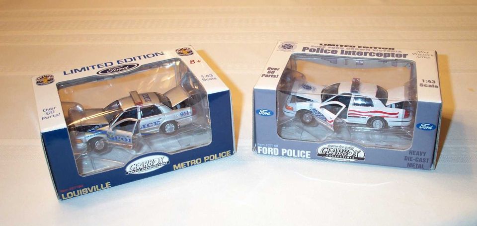 Gearbox's 1:24 replica of the LMPD's new paint scheme. Notice the different hubcaps from the 2002 P71 replica on the right.