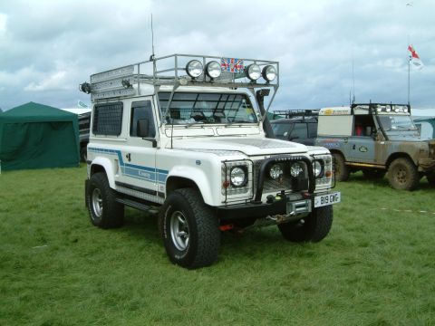 1996 Ford Bronco - Nice Land Rover, but way to clean!